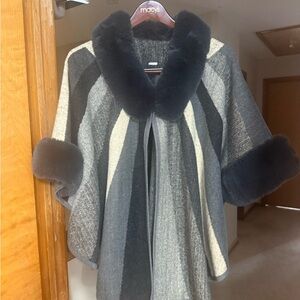 Women's Gray Poncho Cover Up with Fur Trim, one size, excellent condition